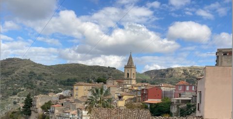 Gino Bertolami, sindaco di Novara di Sicilia: «Fra il nostro comune e le Fondazioni Messina e Horcynus Orca una collaborazione preziosa». E il 6 e l’11 agosto HF25 si trasferisce